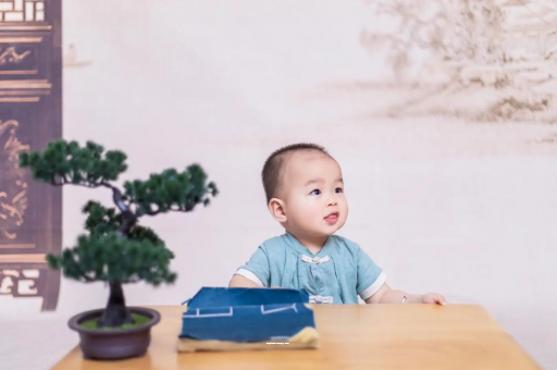 借卵生子机构怀孕肚子中间凹两边凸